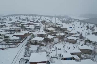 Amasya’ya Mart ayında kış geri döndü, Alan köyünde karlı yol greyderle açıldı