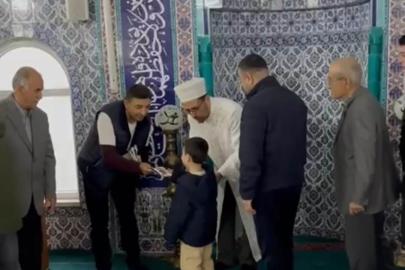 Anamur’da bayram namazı sonrası çocuklara harçlık dağıtıldı