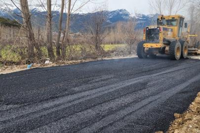 Andırın’da yoğun yağışlar nedeniyle bozulan yola sıcak asfaltla tamir
