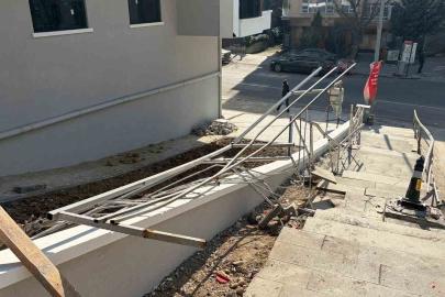 Ankara’da kamyonet devrildi: 1 yaralı