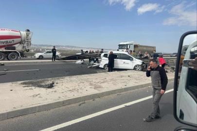 Ankara’da korkutan kaza: Otomobil bariyerlere ok gibi saplandı