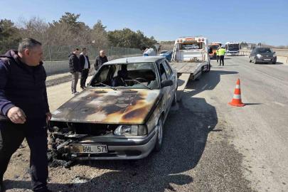 Ankara’da seyir halindeyken yanan otomobil kullanılamaz hale geldi