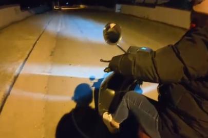 Annesine gece motor sürmeyi öğreten genç izleyenleri gülümsetti