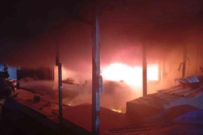 Antakya’da iş yeri alevlere teslim oldu