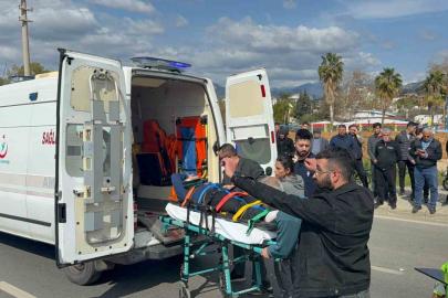 Antalya’da motosiklet hafif ticari araçla çarpıştı: 2 yaralı
