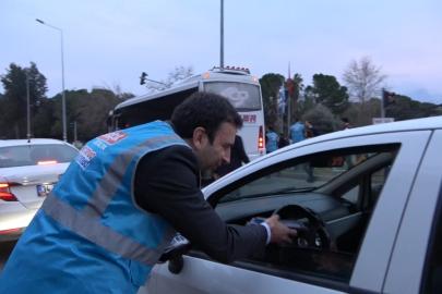 Antalya’da trafikte kalan vatandaşlara "İftara 5 Kala" sürprizi