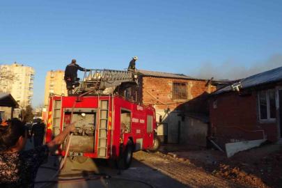 Antalya’da yaşlı çiftin evi alevlere teslim oldu