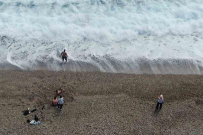 Antalya’nın yüksek kesimlerinde karla mücadele, sahilinde deniz keyfi