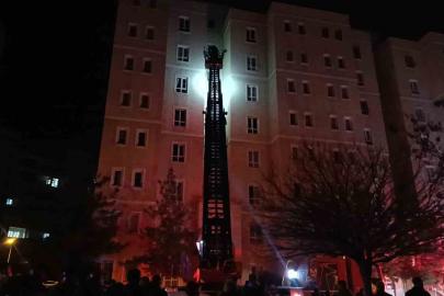 Apartmanın girişindeki elektrik panosunda yaşanan patlama paniğe neden oldu