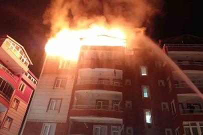 Apartmanın teras katı alevlere teslim oldu