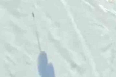 Araklı’nın karlı tepelerinde mahalle arasında snowboard keyfi