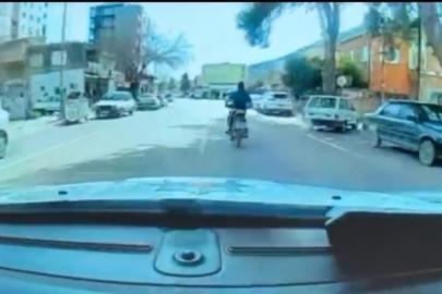 Aranan firari motosiklet sürerken polise yakalandı