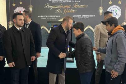 Arnavutköy’de bayram namazı sonrası ilçe protokolü vatandaşlarla bayramlaştı