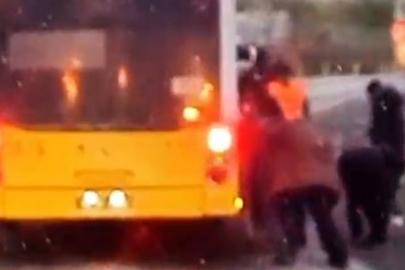 Arnavutköy’de çamurlu yolda ilerleyemeyen İETT otobüsünü vatandaşlar itti