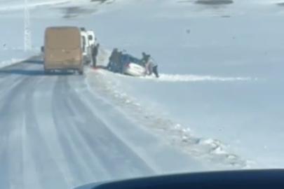 Arpaçay’da yoldan çıkan aracı köylüler el birliğiyle kurtardı