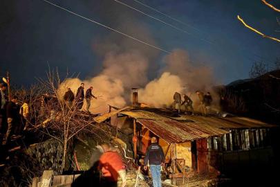 Artvin’de gece yarısı yangın: 1 ev ve odunluk kullanılamaz hale geldi