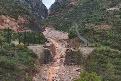 Aşırı yağışla birlikte derenin artan debisi köprüyü yıktı, yolda çökmeye neden oldu