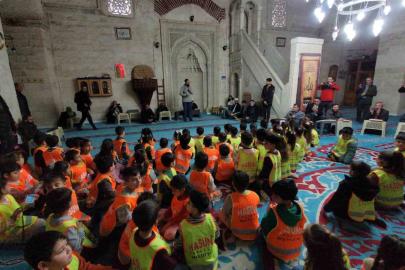 Asırlık camide yaşlılara anlamlı ziyaret