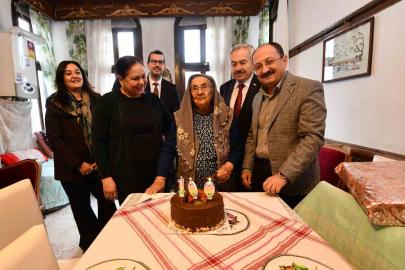 Asırlık çınar 100. yaş gününde yalnız bırakılmadı