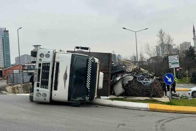 Ataşehir’de kamyon devrilerek yan yattı