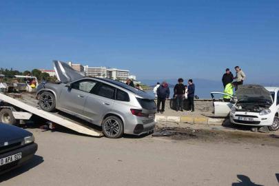 Ayvalık’ta iki araç çarpıştı 2’si ağır 6 kişi yaralandı