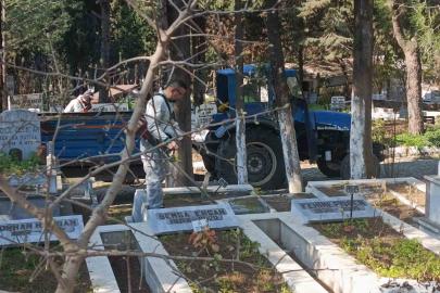 Ayvalık’ta kabristanlar bayram ziyaretine hazır