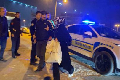 Babası kaputun üstünde oturup polise direndi… Yüksek sesle seyreden sürücünün aracı trafikten men edildi