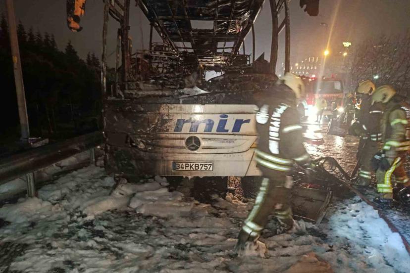 Bağcılar TEM’de yolcu otobüsü alevlere teslim oldu