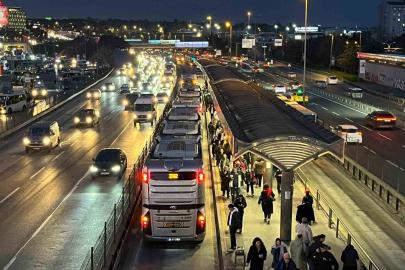Bahçelievler’de metrobüs ayağının üstünden geçen kadın yaralandı