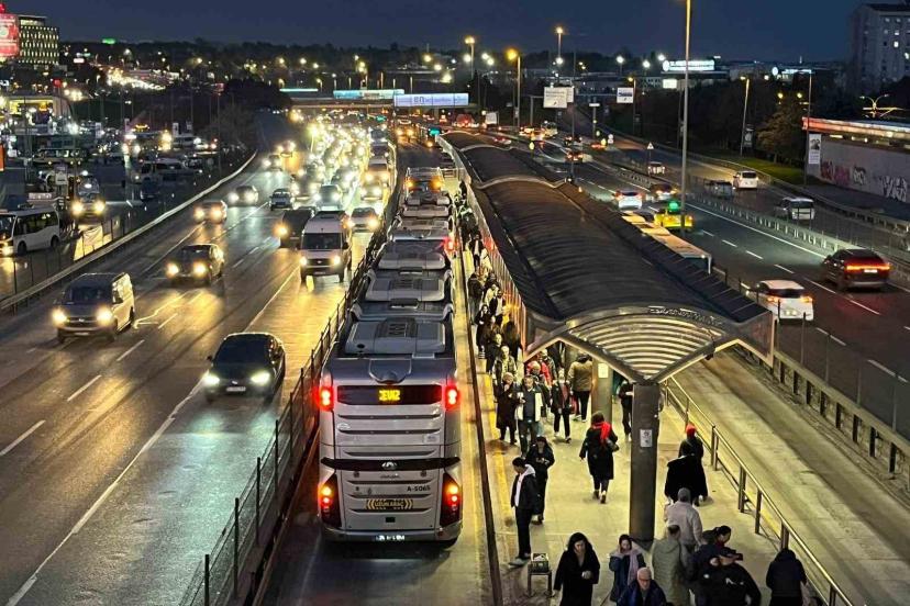 Bahçelievler’de metrobüs ayağının üstünden geçen kadın yaralandı
