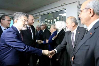 Bakan Yumaklı, huzurevindeki kadınların 8 Mart Dünya Kadınlar Günü’nü kutladı