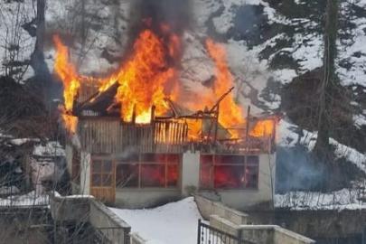 Balık tesisinde çıkan yangın evi küle çevirdi