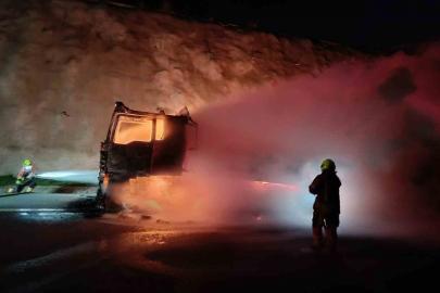 Balıkesir’de kauçuk yüklü tır alev alev yandı