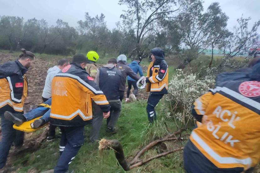 Balıkesir’de kontrolden çıkan otomobil zeytinliğe savruldu: 1 yaralı