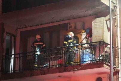 Balkondaki kombiden çıkan yangın mahalle sakinlerini korkuttu