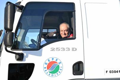 Başkan Kocagöz işçi elbisesini giydi, iş makinesinin başına geçti