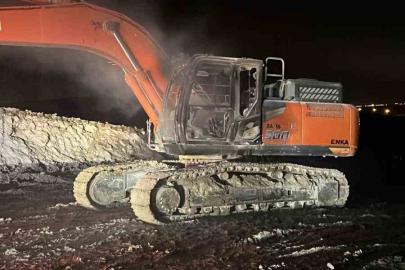 Batman Oymataş OSB şantiyesinde iş makinesi yakıldı