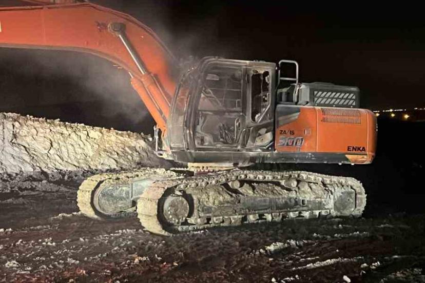 Batman Oymataş OSB şantiyesinde iş makinesi yakıldı