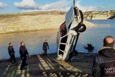 Batman’da nehir kıyısına park edilen araç suya gömüldü