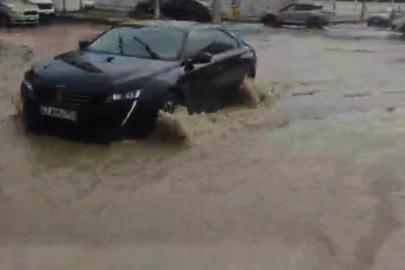 Batman’da sağanak yağış nedeniyle yollar göle döndü, sürücüler zor anlar yaşadı