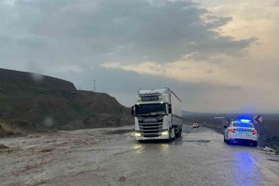 Batman’da yağmur sonrası sulama kanalı taştı: Kara yolu tek şeride düştü