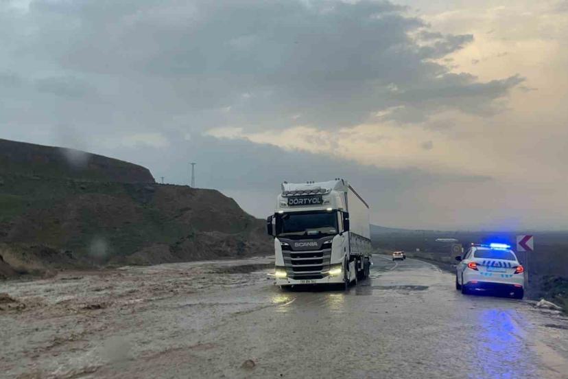 Batman’da yağmur sonrası sulama kanalı taştı: Kara yolu tek şeride düştü