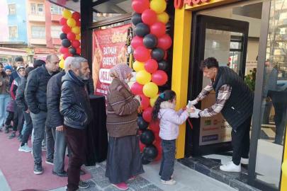 Batman’da yeni açılan dönerci, bin kişiye ücretsiz iftar dağıttı