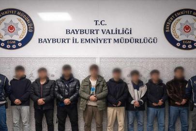 Bayburt’ta 8 düzensiz göçmen ile 3 şüpheli yakalandı