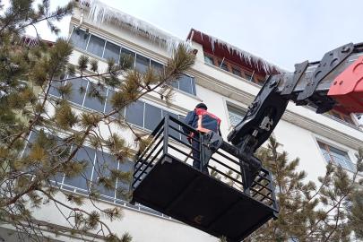 Bayburt’ta buz sarkıtları temizlendi