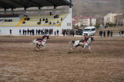 Bayburt’ta gelenek bozulmadı: Ramazan Bayramı ata sporu ciritle uğurlandı