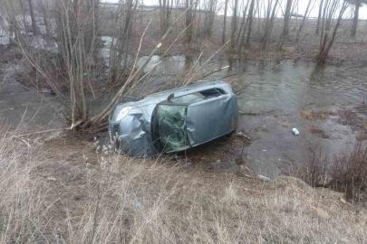 Bayburt’ta otomobil dereye uçtu: Sürücü hafif yaralandı