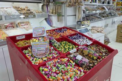 Bayram alışverişine gelen çocukları "ikram köşesi" ile sevindiriyor