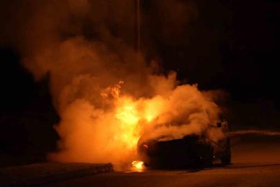 Bayram için yeğeninden emanet aldığı araç alev alev yandı