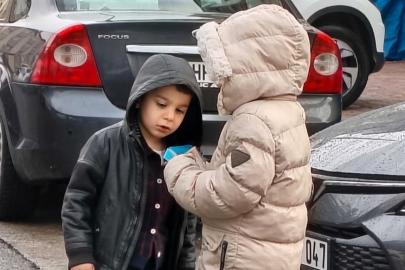 Bayram namazında çocuklara harçlık sürprizi